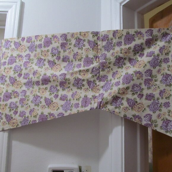 Floral Curtain Valance ~ Beige with purple flowers ~ 18-3/4 x 104" ~ Beautiful! - Picture 6 of 13